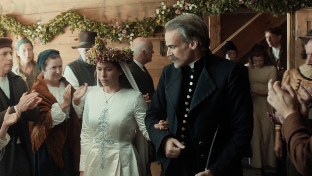 0928 《心之物語》女主角莉莎白在父親陪伴下，含淚走進自己的婚禮.jpg