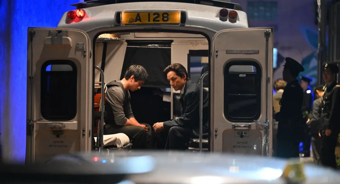 突擊毒販的行動失敗後，救護車上的李文彬（劉俊謙飾演）與蔡元祺（吳彥祖飾演）