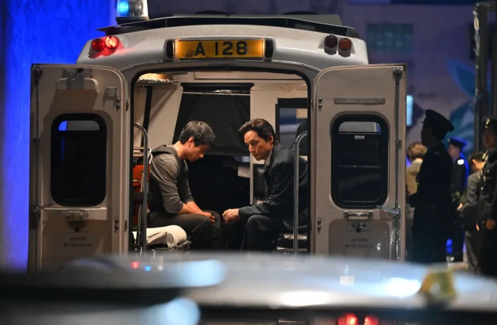 突擊毒販的行動失敗後，救護車上的李文彬（劉俊謙飾演）與蔡元祺（吳彥祖飾演）