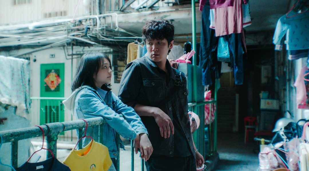 《我未許願先吹蠟燭》裡，一起討債的志華（柯震東飾演）與 JoJo（梅靜妍飾演）　