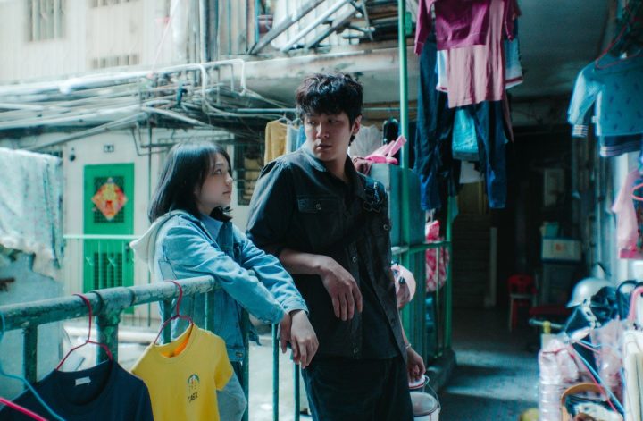 《我未許願先吹蠟燭》裡，一起討債的志華（柯震東飾演）與 JoJo（梅靜妍飾演）　